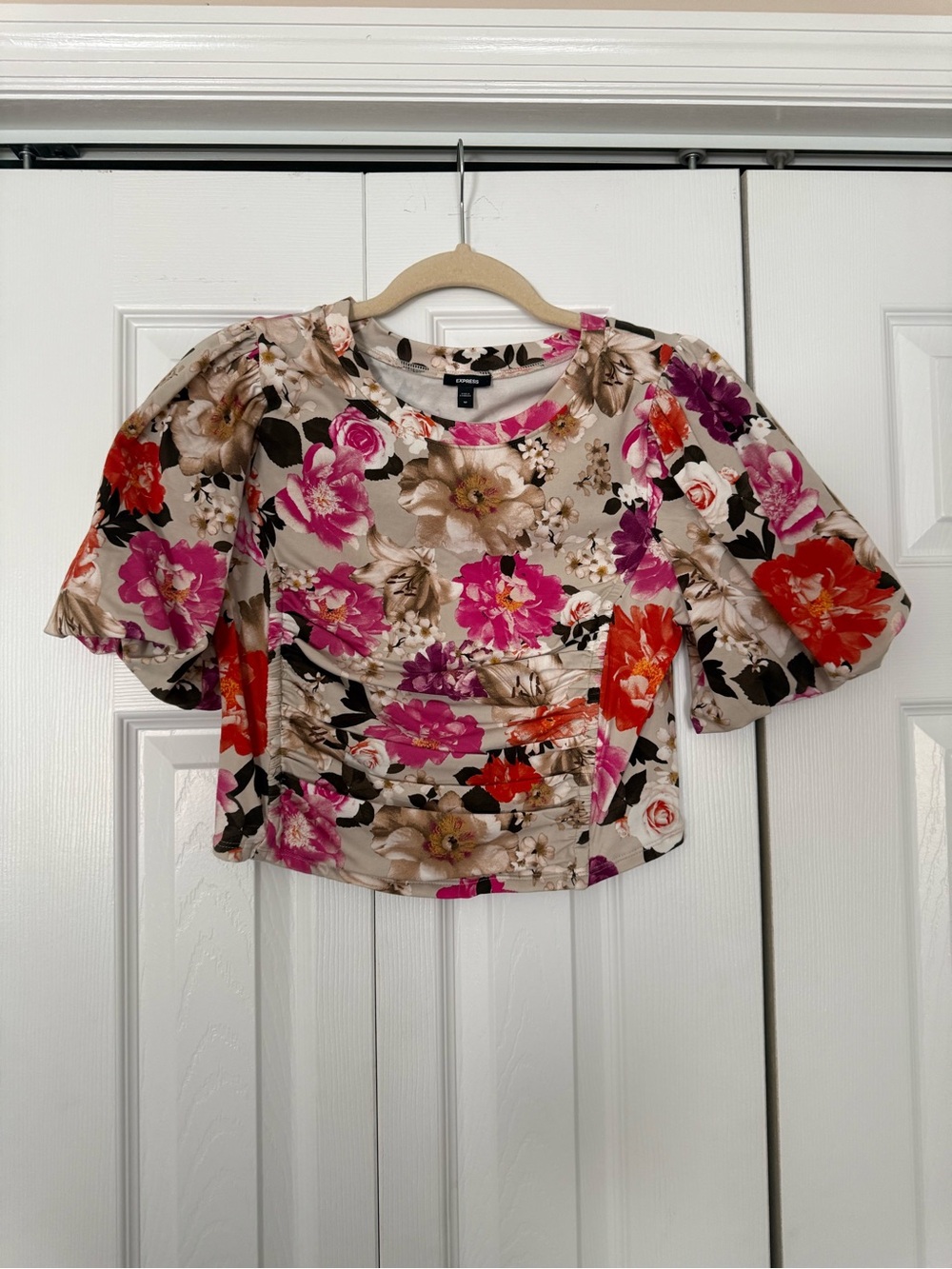 NWOT Express Floral Puff-Sleeve Crop Top in Beige with Pink & Red Blooms